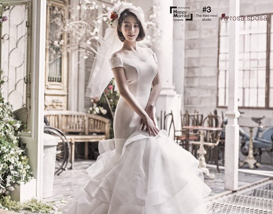 개그우먼 안소미가 오는 4월 결혼식을 앞두고 웨딩화보를 공개했다. <해피메리드컴퍼니 , 써드마인드스튜디오 , 봉드 제공>